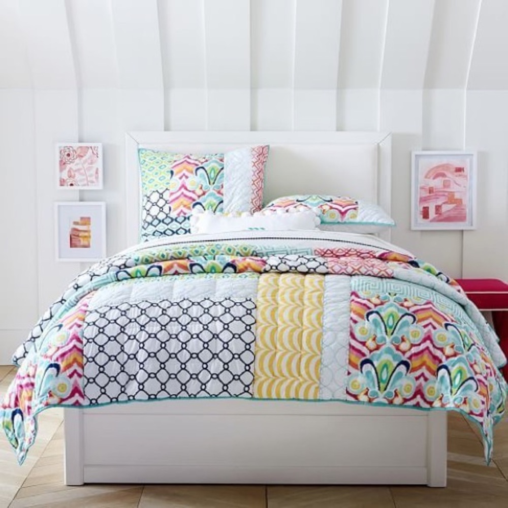 POTTERY BARN TEEN COMFORTER WITH 2 SHEET SETS